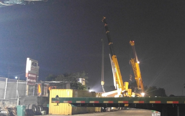 2 xe cẩu loại lớn được huy động đến để khắc phục sự cố