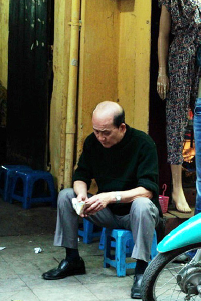 
Hình ảnh cố nghệ sĩ Phạm Bằng ngồi cô đơn trước quán bánh trôi nóng in đậm trong ký ức của nhiều người hâm mộ.
