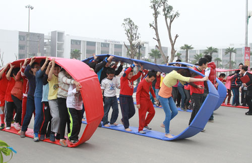 
Những trò chơi đồng đội luôn khiến cả sàn thi đấu bùng nổ trong tiếng reo hò cổ vũ và rất nhiều cảm xúc.
