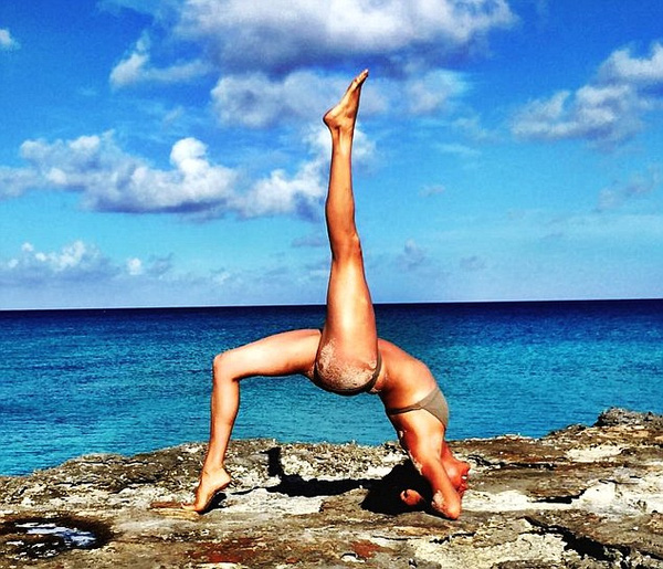 
Bức hình Meghan khoe trên Instagram cô đang tạo dáng tập yoga trên bãi biển.
