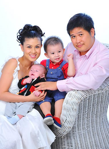 
 Phước Sang từng có tổ ấm hạnh phúc với Kim Thư. Hai người đã ly hôn, các con ở với Phước Sang. Ảnh: MGF.
