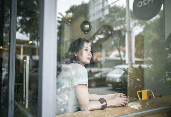 
Trải qua những s&oacute;ng gi&oacute;, chị đ&atilde; t&igrave;m được b&igrave;nh y&ecirc;n, sống hạnh ph&uacute;c b&ecirc;n gia đ&igrave;nh nhỏ với chồng v&agrave; hai con, đủ cả trai lẫn g&aacute;i.
