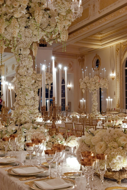 
Biệt thự Mar-a-Lago rộng gần 70.000 m2 với 118 phòng. Trước đó, tỷ phú đã bỏ ra 42 triệu USD để xây riêng một phòng khiêu vũ theo phong cách của hoàng gia Versailles, trang trí bằng vàng 24 karat, đèn nến được thiết kế đặc biệt để dành riêng cho lễ cưới. Khách tham dự lễ cưới được mời nghỉ dưỡng tại biệt thự trong 3 ngày với chuỗi spa, sân golf và sân tennis của biệt thự.
