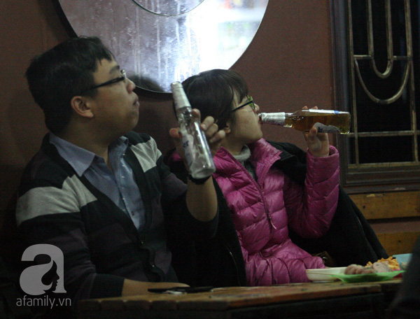 
Đôi tình nhân ăn đồ nướng và cùng nhau uống bia lạnh trong cái rét đầu đông.
