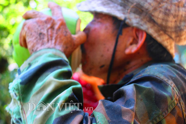 &Ocirc;ng B&aacute; chậm r&atilde;i kể: &ldquo;C&aacute;ch đ&acirc;y chừng hơn 15 năm th&igrave; vỏ dừa l&agrave; phế thải. Người d&acirc;n sau khi lấy quả b&ecirc;n trong th&igrave; vỏ được b&agrave;y la liệt, chẳng ai ch&uacute; &yacute;. Nhưng v&agrave;i năm gần đ&acirc;y, vỏ dừa đang h&uacute;t h&agrave;ng v&igrave; nhiều người mua để t&aacute;ch lấy cước (sợi), mọi c&ocirc;ng đoạn đều bằng m&aacute;y n&ecirc;n rất &iacute;t tốn nh&acirc;n c&ocirc;ng. Cước dừa t&ocirc;i xuất th&ocirc;, b&aacute;n ra thị trường khắp nơi tr&ecirc;n thế giới để l&agrave;m nệm&hellip; Thương l&aacute;i mua tận nơi, gi&aacute; cước dao động từ 3.000-7.500 đồng/kg&rdquo;.