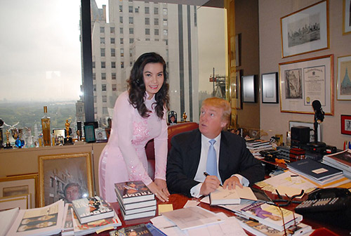 
Hoa hậu Kim Hồng từng được Tân Tổng thống Mỹ Donald Trump mời tới văn phòng làm việc, khi đó ông còn là Ông trùm Hoa hậu.
