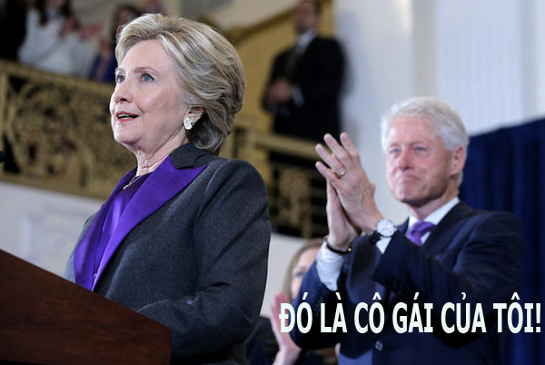 
Bill Clinton đeo cà vạt tím cùng tông áo với vợ khi bà Hillary xuất hiện để đọc diễn văn thua cuộc vào ngày 10/11 vừa qua.

