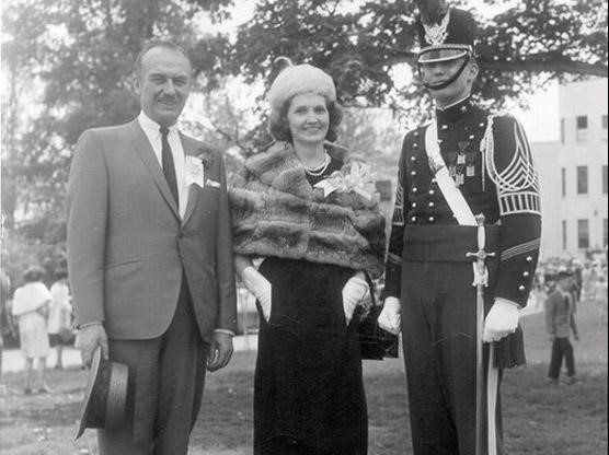 
Donald cùng cha mẹ, Fred và Mary, tại Học viện Quân sự New York. Ảnh: Gia đình Trump.
