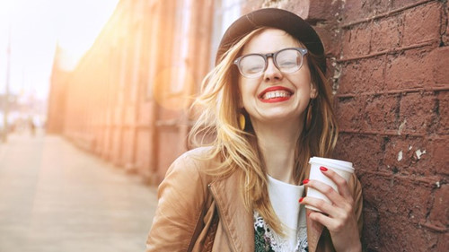 Nụ cười luôn khiến chúng ta xinh đẹp hơn Ảnh: Shutterstock