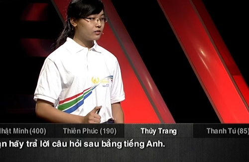 
Th&ugrave;y Trang c&oacute; lợi thế ở những c&acirc;u hỏi bằng tiếng Anh.

