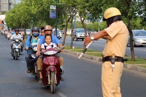 Người dân mua phải xe chuyển nhượng qua nhiều người nhưng không có chứng từ chuyển nhượng hoặc chứng từ chuyển nhượng không đầy đủ vẫn có thể làm thủ tục đăng ký chính chủ trước 31.12.2016ẢNH: ĐỘC LẬP