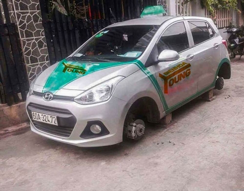Taxi đậu trước nhà bị kẻ gian tháo trộm 4 bánh ở thành phố Biên Hòa (ảnh: FB Bien Hoa Young)