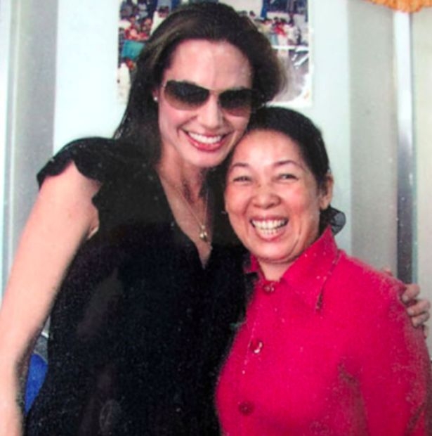 
Cô Xuyến chụp ảnh cùng Angelina Jolie vào năm 2007.
