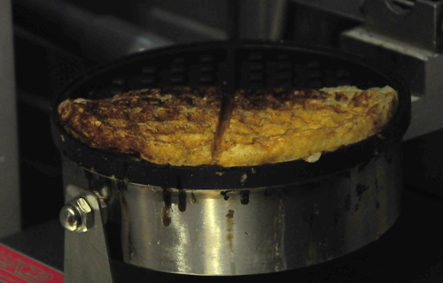 Bột sau khi trộn được cho v&agrave;o khu&ocirc;n nướng từ 2 đến 3 ph&uacute;t. M&oacute;n ăn hấp dẫn cả khi đang chế biến bởi m&ugrave;i thơm của c&aacute;c loại gia vị v&agrave; nguy&ecirc;n liệu h&ograve;a quyện c&ugrave;ng nhau.