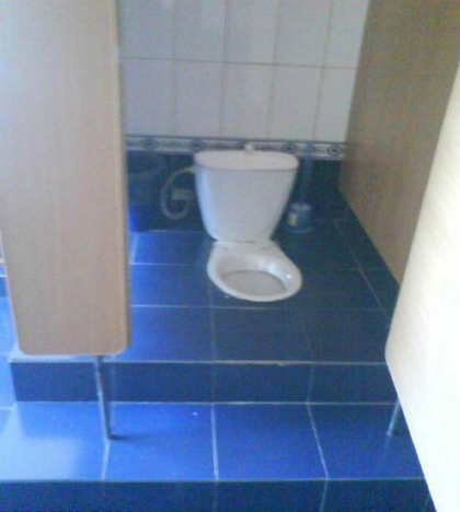 Chiếc bồn cầu hiện đại được lắp trong nhà vệ sinh kiểu cũ, khiến người dùng không biết ngồi ở tư thế nào thì hợp.