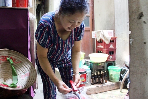 B&agrave; Huệ kể lại l&uacute;c r&uacute;t chốt b&igrave;nh cứu hỏa lao v&agrave;o dập lửa.