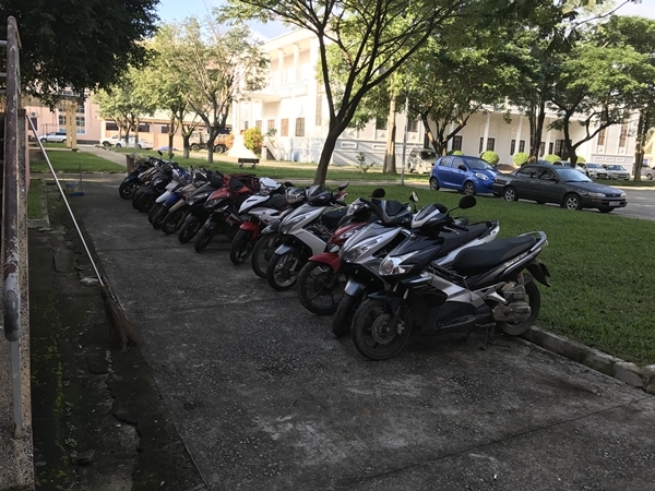 Xe máy của các đối tượng tham gia đánh bạc bị tạm giữ (Ảnh: CA Quảng Nam)