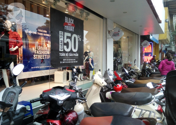 
Tại Chùa Bộc rất nhiều thương hiệu thời trang đã tiến hành giảm giá.
