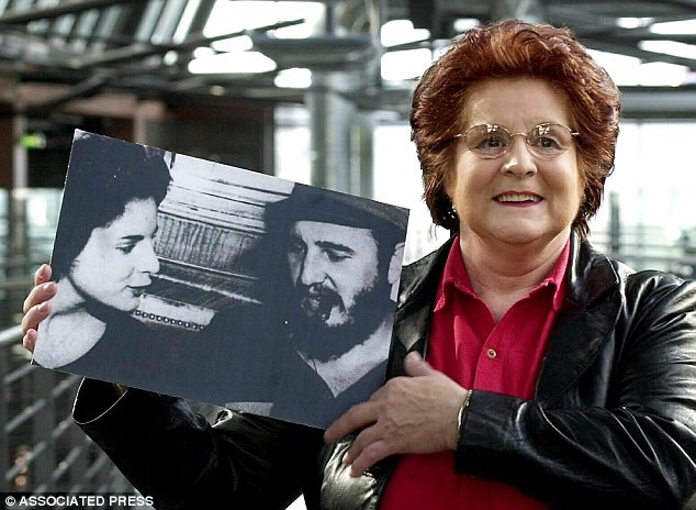 B&agrave; Marita Lorenz b&ecirc;n cạnh bức ảnh chụp b&agrave; v&agrave; Chủ tịch Fidel Castro. Ảnh: AP.