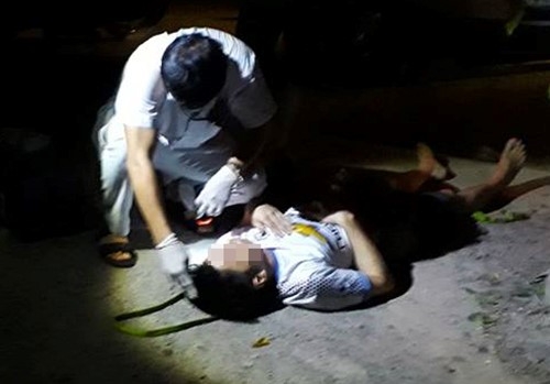 B&aacute;c sĩ xem x&eacute;t sức khỏe của nam thanh ni&ecirc;n. Ảnh: V.D.