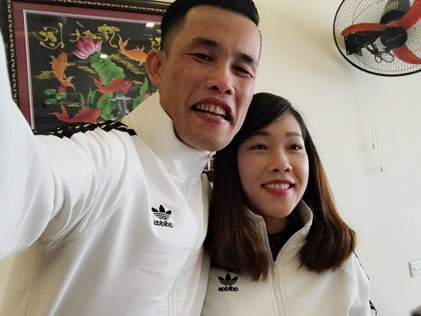 
Diệu Th&uacute;y l&agrave; người vợ thứ ba của nghệ sĩ h&agrave;i. Trước đ&oacute;, anh từng trải qua hai lần đổ vỡ h&ocirc;n nh&acirc;n. Anh c&oacute; con g&aacute;i lớn 12 tuổi với người vợ đầu ti&ecirc;n.
