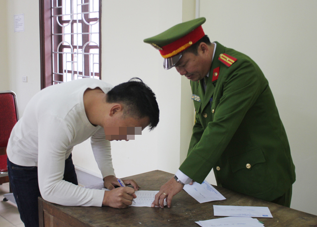 Phạm nh&acirc;n nhận tiền đi đường trước khi rời Trại tạm giam C&ocirc;ng an tỉnh Nghệ An.