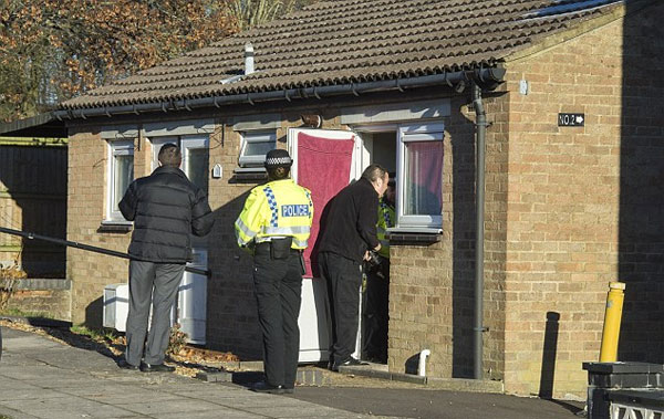 
Cảnh s&aacute;t thu thập chứng cứ ở hiện trường. Ảnh: TS.
