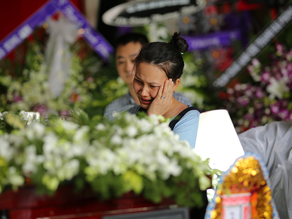 
C&ocirc; b&agrave;ng ho&agrave;ng, chưa tin được cha đ&atilde; qua đời.
