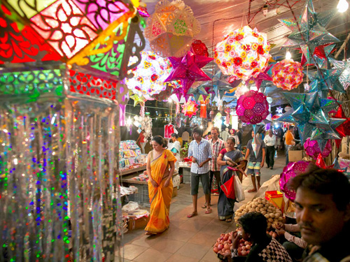 Mumbai là thành phố đông dân nhất của Ấn Độ, nơi hầu hết nhà tỉ phú và triệu phú của đất nước này sinh sống. Tuy vậy, đồ ăn địa phương, giao thông và chi phí nhà tương đối rẻ.