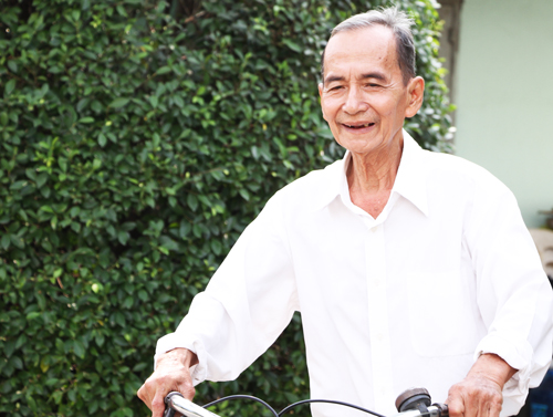 
Thầy Nguyễn Thanh Hải (75 tuổi) vẫn miệt mài với công việc dạy học ở trung tâm. Ảnh: Mạnh Tùng
