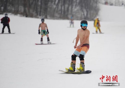 Trước kia, nhiều khu nghỉ dưỡng còn yêu cầu người mẫu trượt tuyết trong trang phục bikini. Tuy nhiên, Lianhua Mountain Ski Resort còn thuê cả nam giới đảm nhận công việc này.