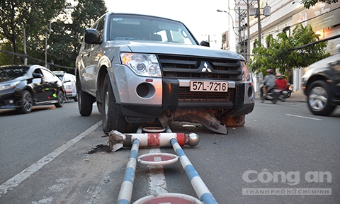 Dải ph&acirc;n c&aacute;ch bị ủi ng&atilde;