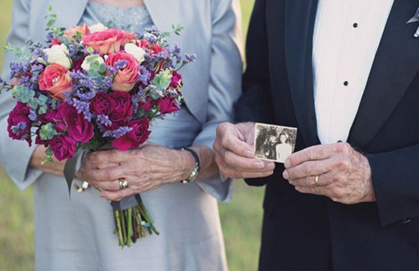
Nhiều người dùng mạng thích thú với bộ ảnh lãng mạn của cặp vợ chồng già. Ảnh: Lara Carter Photography
