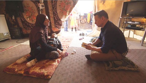 
Leila bế Ahmed trong lòng, ngồi kể lại chuyện đời mình với phóng viên người Mỹ. Ảnh: NBC

