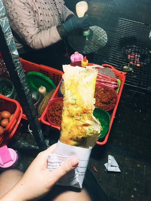 Bánh tráng nướng được bày bán dọc khi chợ đêm. Bánh tráng nướng “bà Điên” trên đường Nguyễn Văn Trỗi cũng là một địa chỉ rất hút khách, tuy nhiên bạn nên đến sớm nếu không sẽ không có chỗ ngồi.
