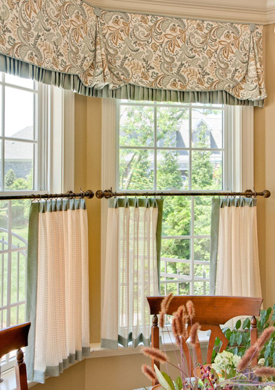 Chỉ che nắng được phần nào, kiểu rèm này đem tới nét duyên dáng cho cửa sổ và giúp chủ nhà luôn nhìn thấy được khung cảnh bên ngoài.