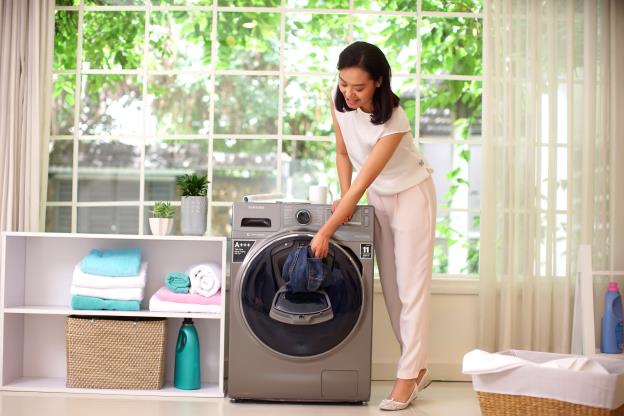 Chiếc máy giặt AddWash với cửa phụ đa dụng cho phép thêm quần áo bất cứ lúc nào, đã xóa tan “nỗi lo” quên quần áo, giúp Hồng Ánh có nhiều thời gian quán xuyến công việc