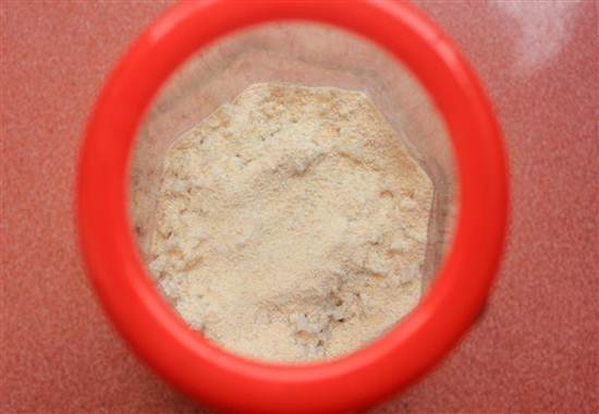 Bước 5: Làm tương tự với phần tép, muối và thính còn lại. Sau đó đóng thật chặt nắp lọ mắm lại và phơi nắng. Khi phơi nắng được khoảng 2 tuần thì bạn dùng đũa đảo đều mắm cho nhanh ngấm nhé.