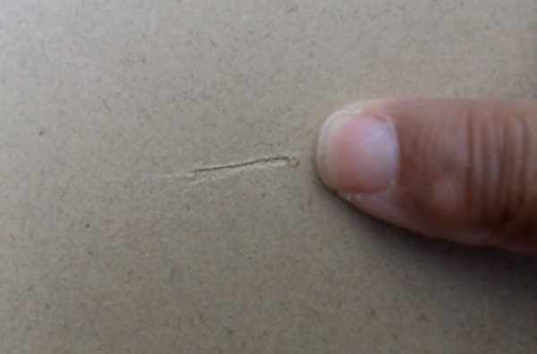 V&agrave; răng cưa để bạn đ&aacute;nh dấu trong trường hợp bạn kh&ocirc;ng mang theo b&uacute;t ch&igrave;.