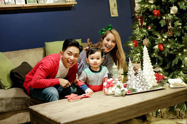 
Vợ chồng Phan Hiển - Khánh Thi tổ chức cho con trai một bữa tiệc Noel ấm áp và lung linh sắc màu. Thiên thần nhỏ của cặp đôi nổi tiếng trông cực kỳ dễ thương khi đội mũ sừng tuần lộc.
