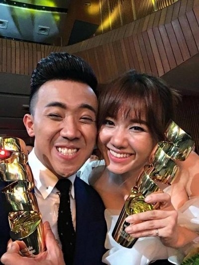 
Tháng 4/2016, Trấn Thành và Hari Won chụp ảnh selfie chia sẻ niềm vui cùng nhau sau lễ trao giải HTV Awards.
