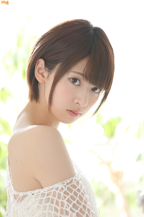 
Nanami Hashimoto sở hữu gương mặt thanh tú, đáng yêu, làn da trắng sứ và nụ cười tỏa nắng.
