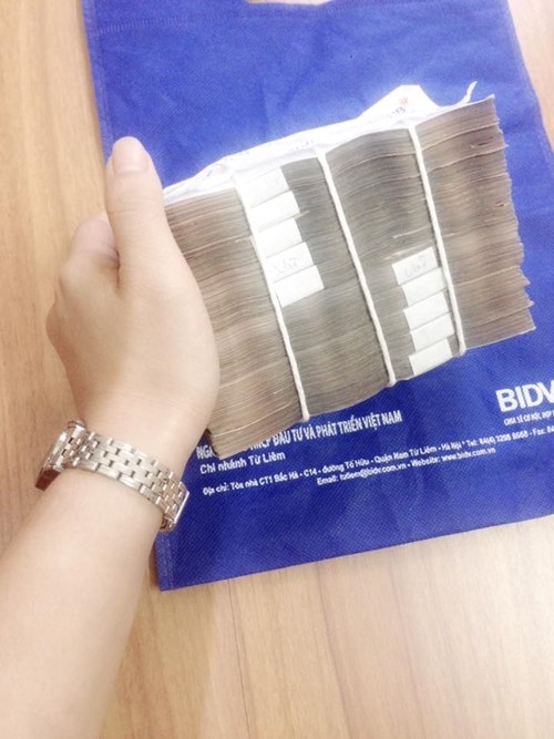 Hình ảnh bó tiền 200 triệu đồng cô gái dùng để câu view, câu like trên mạng xã hội. ẢNH CHỤP MÀN HÌNH