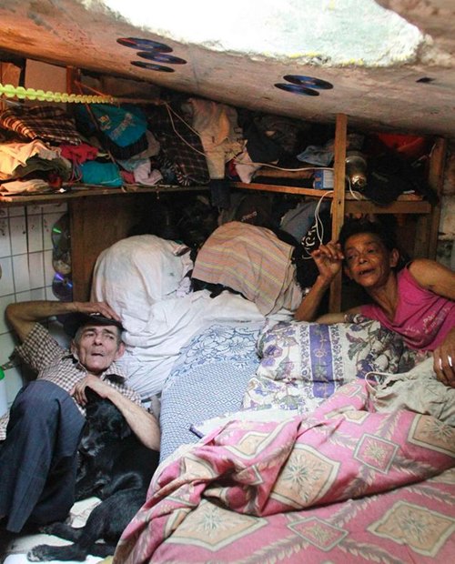 Ngôi nhà tuy nhỏ nhưng hai vợ chồng người Colombia này lại sinh hoạt khá thoải mái với rất nhiều vật dụng từ to đến nhỏ.