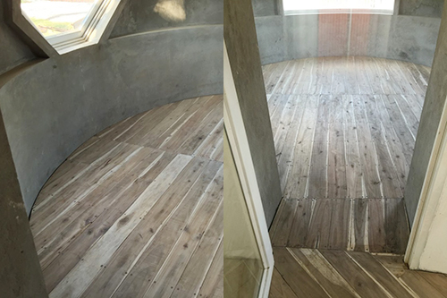 Dưới s&agrave;n nh&agrave;, anh Quỳnh d&aacute;n gỗ mảnh