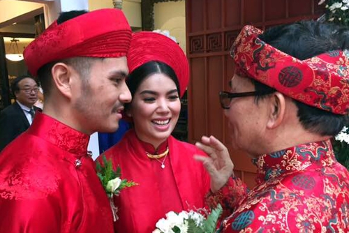 Trước đó, ngày 28/12, cả hai thực hiện nghi thức cưới truyền thống tại nhà của cố nhạc sĩ Trịnh Công Sơn ở đường Phạm Ngọc Thạch, TP HCM.