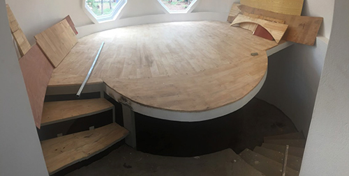 B&ecirc;n cạnh đ&oacute;, anh c&oacute; thiết kế cầu thang gỗ từng bậc từng bậc