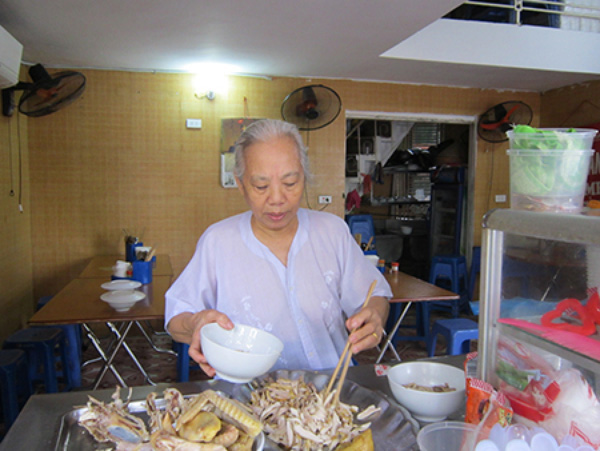 Ch&aacute;o g&agrave; B&agrave; Mỹ kh&ocirc;ng xay gạo như c&aacute;c qu&aacute;n kh&aacute;c m&agrave; để nguy&ecirc;n hạt nấu thật nhừ. Gạo nấu ch&aacute;o l&agrave; gạo ngon pha th&ecirc;m ch&uacute;t nếp hương để ch&aacute;o được s&aacute;nh. Ch&aacute;o ninh bằng rất nhiều xương g&agrave; tr&ecirc;n bếp l&uacute;c n&agrave;o cũng s&ocirc;i sục n&ecirc;n vừa ngọt vừa thơm.