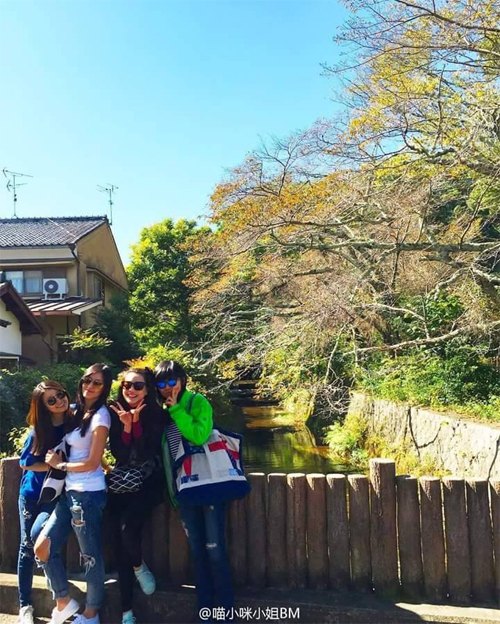 
Các cô gái tận hưởng mùa thu Nhật Bản.
