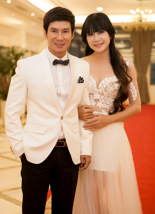 
Ca sĩ Lý Hải và bà xã Minh Hà diện trang phục như cô dâu - chú rể tham dự Lễ cưới vì cộng đồng, chủ đề Ngày hạnh phúc dành cho 60 cặp đôi bị khuyết tật.
